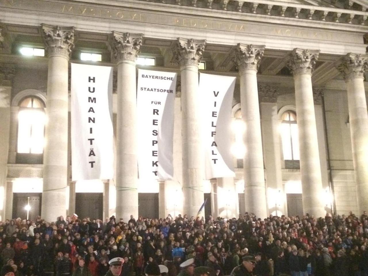 Eindrucksvolles Zeichen gegen die antiislamische "Pegida": Auf dem Münchner Opernplatz versammelten sich am Montagabend (22.12.2014) bis zu 25.000 Menschen. Eindrucksvolles Zeichen gegen die antiislamische "Pegida": Auf dem Münchner Opernplatz versammelten sich am Montagabend (22.12.2014) bis zu 25.000 Menschen.