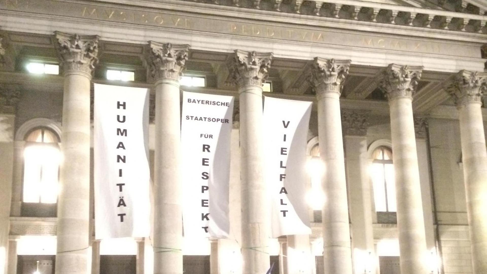 Demonstration "Platz da!" gegen Fremdenfeindlichkeit vor der Bayerischen Staatsoper in München Demonstration "Platz da!" gegen Fremdenfeindlichkeit vor der Bayerischen Staatsoper in München