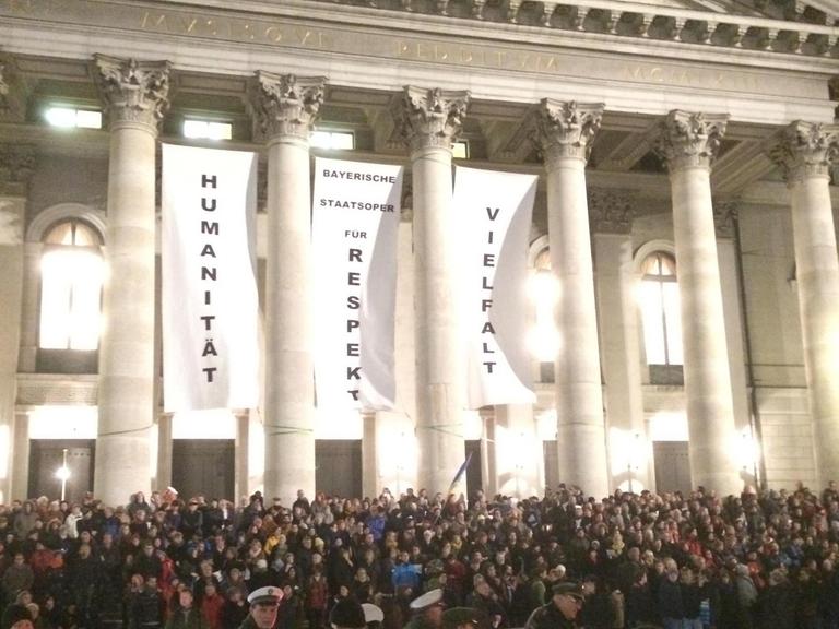 Eindrucksvolles Zeichen gegen die antiislamische "Pegida": Auf dem Münchner Opernplatz versammelten sich am Montagabend (22.12.2014) bis zu 25.000 Menschen.