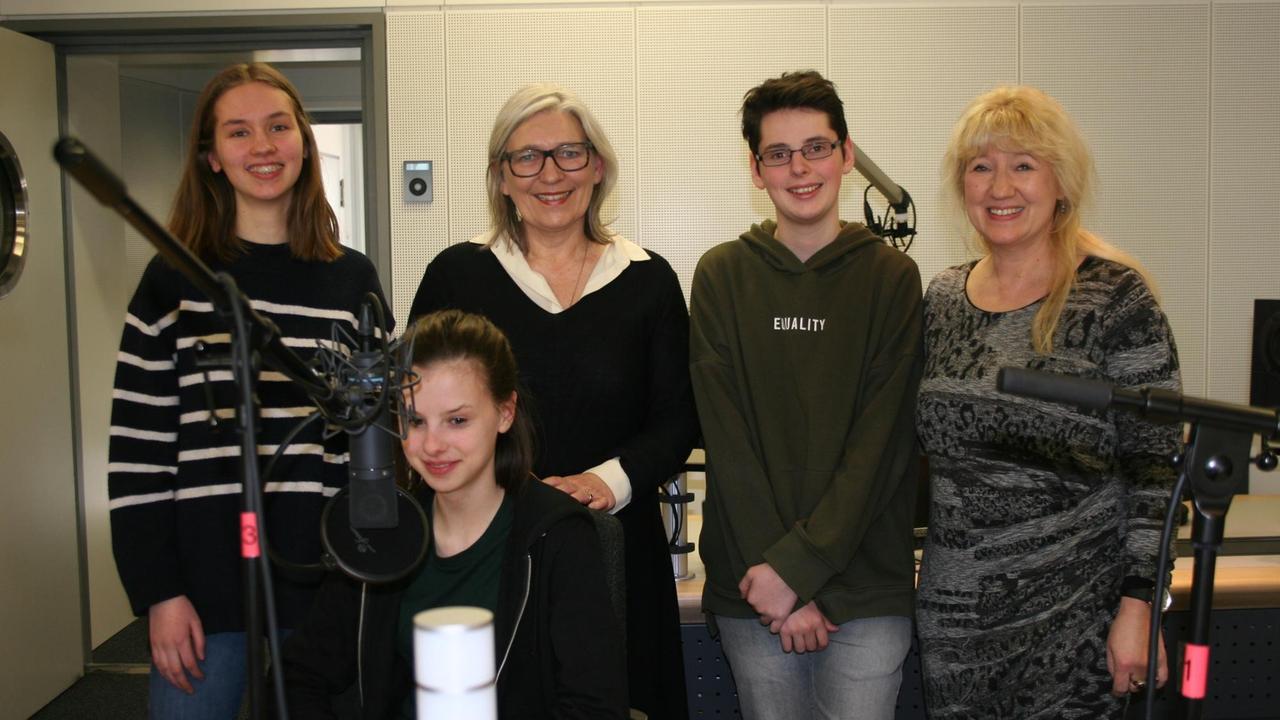 Ute Wegmann mit Mitgliedern der Jugendjury des DJLP. Pauline Brünger, Ida Lehmann, Ute Wegmann, Fabio Brazete und Kornelia Diallo (v.l.n.r.) Ute Wegmann mit Mitgliedern der Jugendjury des DJLP. Pauline Brünger, Ida Lehmann, Ute Wegmann, Fabio Brazete und Kornelia Diallo (v.l.n.r.)