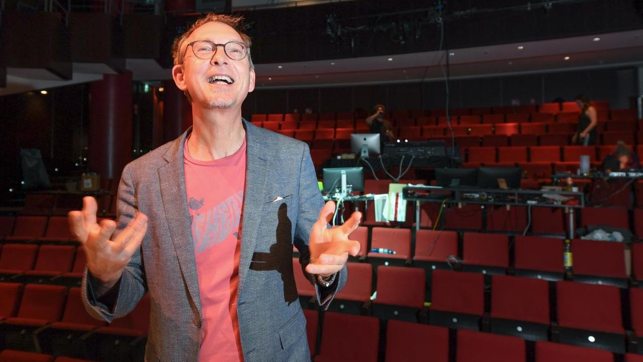 Der Intendant des Englischen Theaters, Daniel Nicolai, steht im Zuschauerraum des Theaters. Der Intendant des Englischen Theaters, Daniel Nicolai, steht im Zuschauerraum des Theaters.