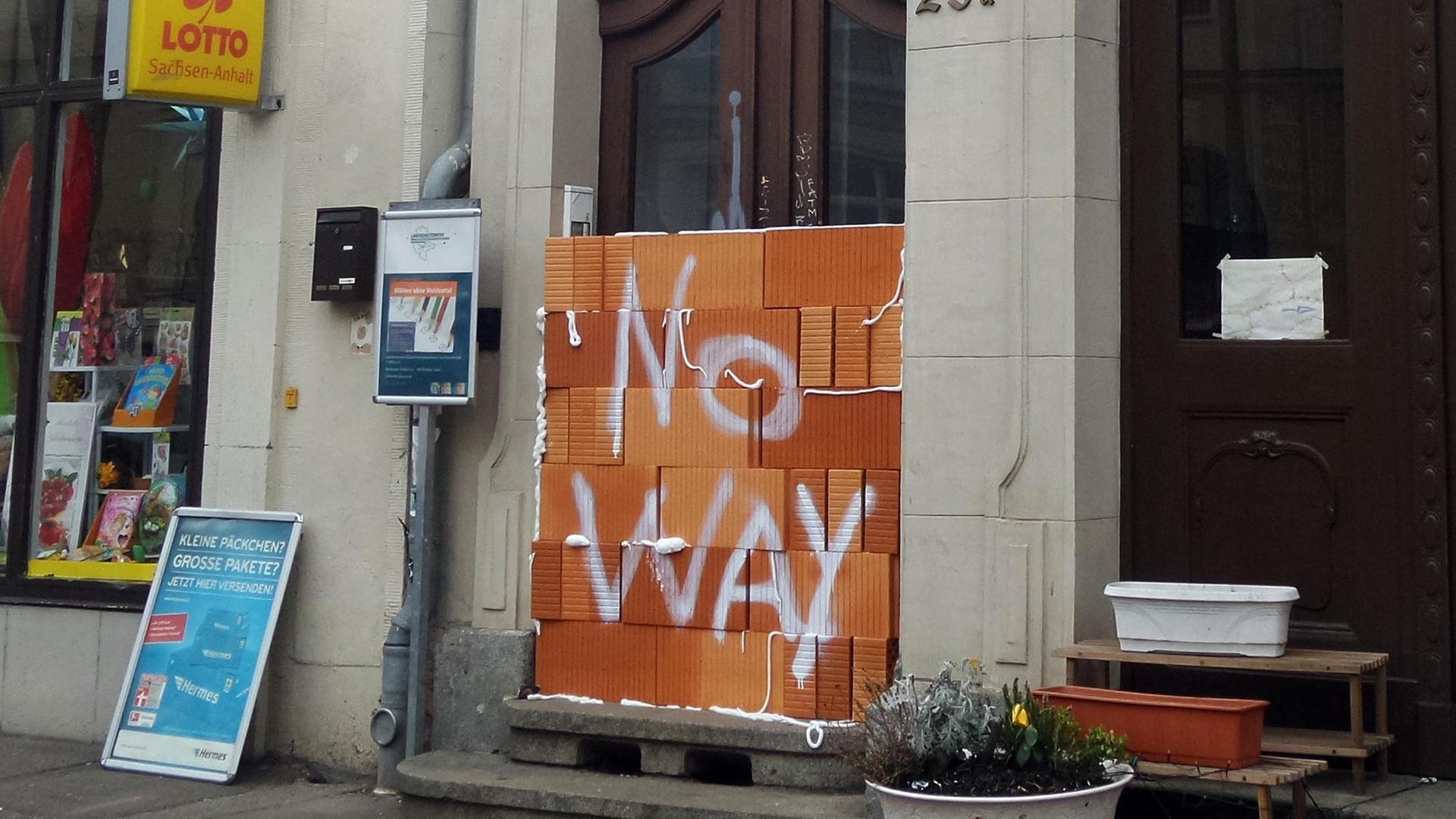 Eine Mauer mit der Aufschrift "No Way" in Halle an der Saale (Sachsen-Anhalt) im Eingang zu einem Wahllokal für Migranten. Unbekannte hatten den Zugang zu einem Probewahllokal für Migranten in Halle zugemauert, 2016. Eine Mauer mit der Aufschrift "No Way" in Halle an der Saale (Sachsen-Anhalt) im Eingang zu einem Wahllokal für Migranten. Unbekannte hatten den Zugang zu einem Probewahllokal für Migranten in Halle zugemauert, 2016.