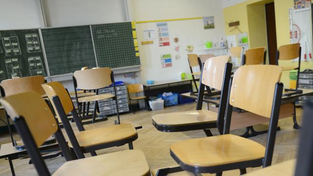 Ein leeres Klassenzimmer in einer Grundschule