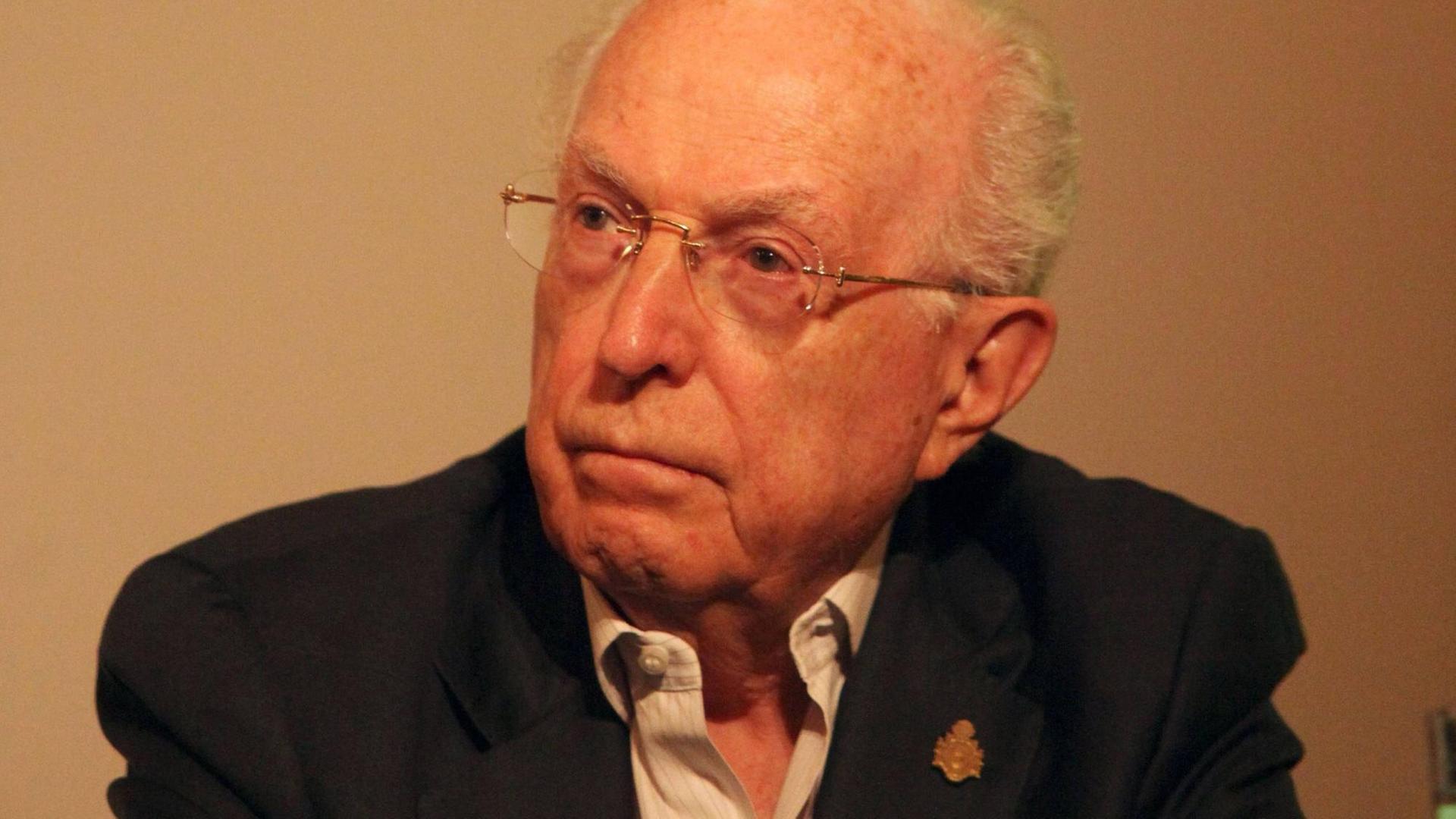 Ein Porträt des Schriftstellers Jaime Labastida Ein Porträt des Schriftstellers Jaime Labastida