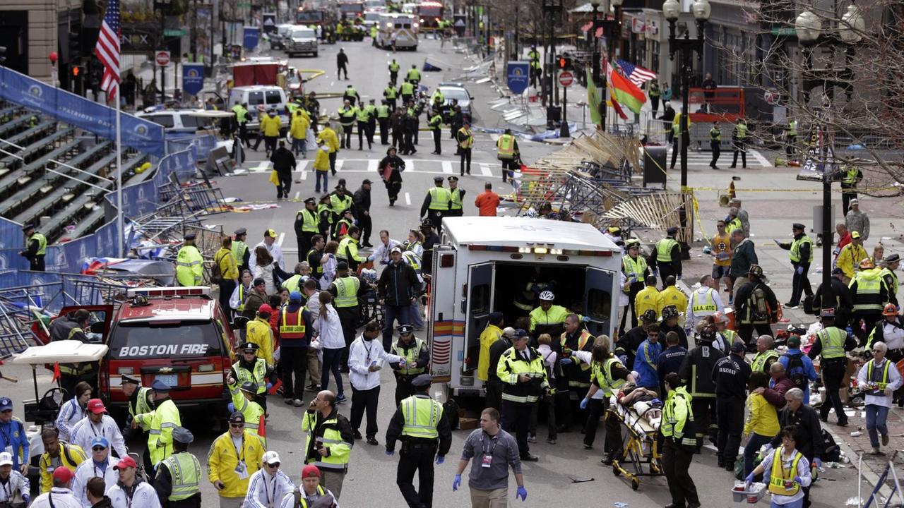 Beunruhigender Rückblick auf den 15. April 2013: Am Zieleinlauf des weltbekannten Boston-Marathons explodieren zwei Bomben. Sanitäter eilen verletzten Menschen zu Hilfe. Der Anschlag fordert drei Todesopfer, mehr als 260 werden verletzt. Dschochar Zarnajew soll mit seinem später getöteten Bruder die Sprengsätze plaztiert haben. Beunruhigender Rückblick auf den 15. April 2013: Am Zieleinlauf des weltbekannten Boston-Marathons explodieren zwei Bomben. Sanitäter eilen verletzten Menschen zu Hilfe. Der Anschlag fordert drei Todesopfer, mehr als 260 werden verletzt. Dschochar Zarnajew soll mit seinem später getöteten Bruder die Sprengsätze plaztiert haben.