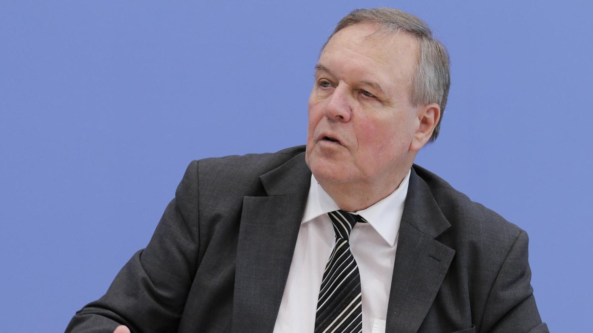 Bundesminister a. D. Volker Rühe in der Bundespressekonferenz.