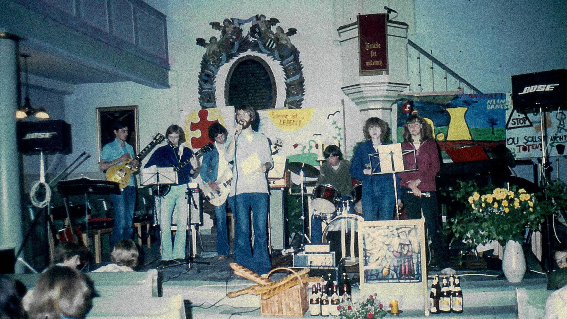 Eugen Eckert mit seiner Band Habakuk beim Feierabendmahl in Holzappel 1978.