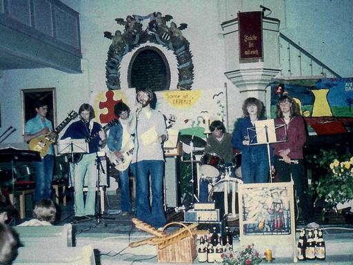 Eugen Eckert mit seiner Band Habakuk beim Feierabendmahl in Holzappel 1978.