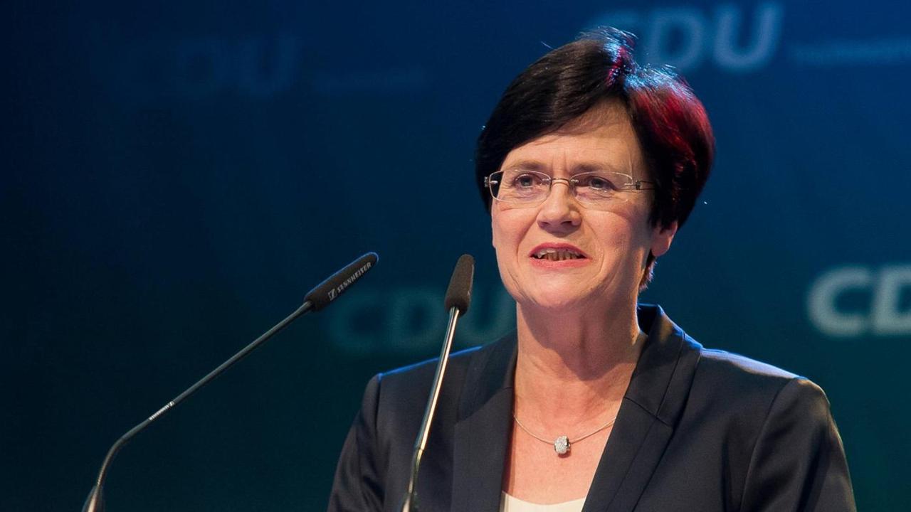 Christine Lieberknecht steht am 13.12.2014 beim 30. Landesparteitag der CDU Thüringen am Rednerpult Christine Lieberknecht steht am 13.12.2014 beim 30. Landesparteitag der CDU Thüringen am Rednerpult
