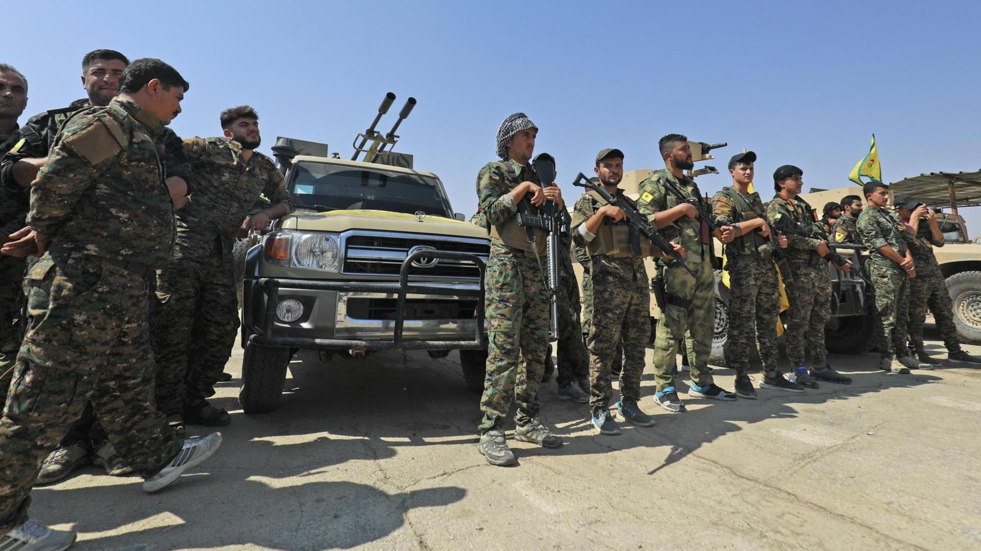 Kämpfer kurdischen Volksverteidigungseinheiten YPG in Syrienstehen in einer Reihe. Kämpfer kurdischen Volksverteidigungseinheiten YPG in Syrienstehen in einer Reihe.