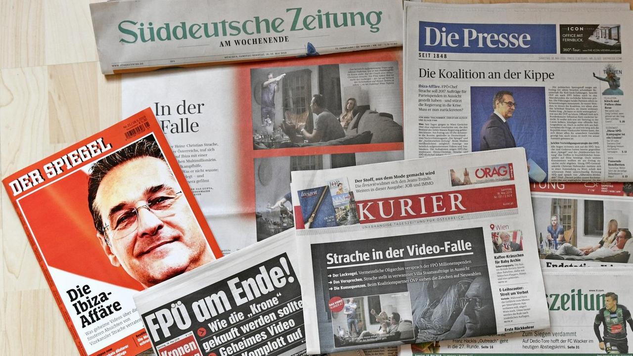 Zeitungen, die über die Videoaffäre von Vizekanzler und FPÖ-Chef Heinz-Christian Strache berichten, liegen auf einem Tisch (18. Mai 2019). Zeitungen, die über die Videoaffäre von Vizekanzler und FPÖ-Chef Heinz-Christian Strache berichten, liegen auf einem Tisch (18. Mai 2019).