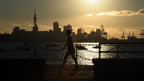 Frau bei einem Sonnenuntergang in Auckland, Neuseeland