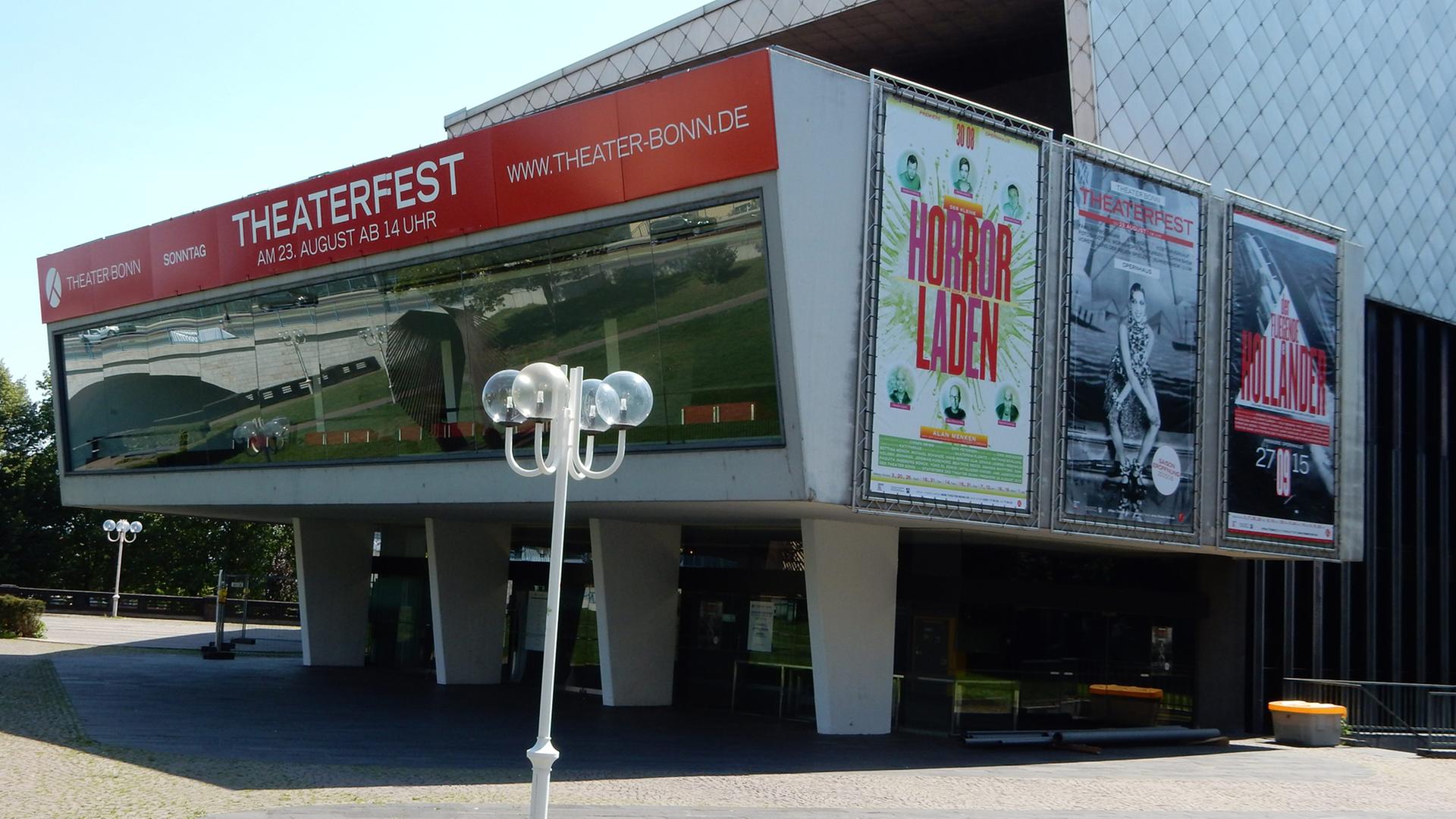 Das Opernhaus in Bonn wird auch für Theaterfeste genutzt. Das Opernhaus in Bonn wird auch für Theaterfeste genutzt.