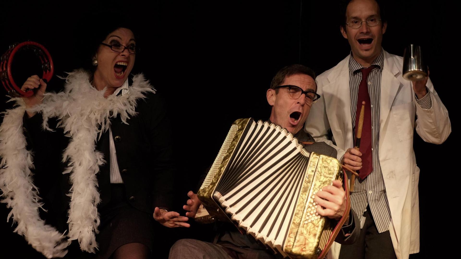 Schauspieler von "Saalü" singen zu Akkordeonbegleitung auf der Bühne in Offenheim. Schauspieler von "Saalü" singen zu Akkordeonbegleitung auf der Bühne in Offenheim.