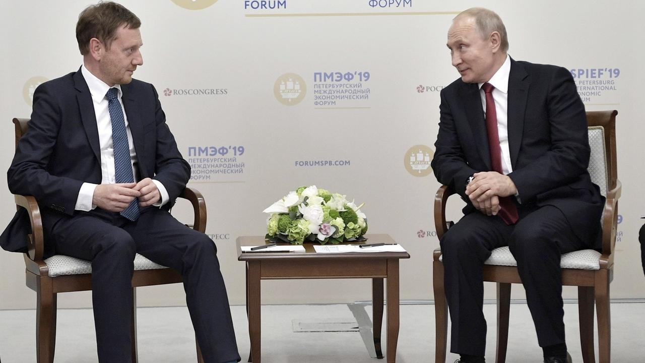 Der russische Präsident Wladimir Putin (rechts) spricht beim Internationalen Wirtschaftsforum in St. Petersburg mit Ministerpräsident von Sachsen.