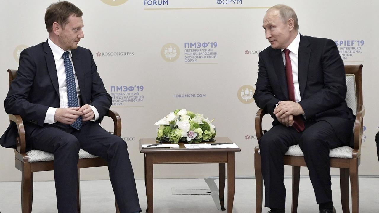 Der russische Präsident Wladimir Putin (rechts) spricht beim Internationalen Wirtschaftsforum in St. Petersburg mit Ministerpräsident von Sachsen. Der russische Präsident Wladimir Putin (rechts) spricht beim Internationalen Wirtschaftsforum in St. Petersburg mit Ministerpräsident von Sachsen.