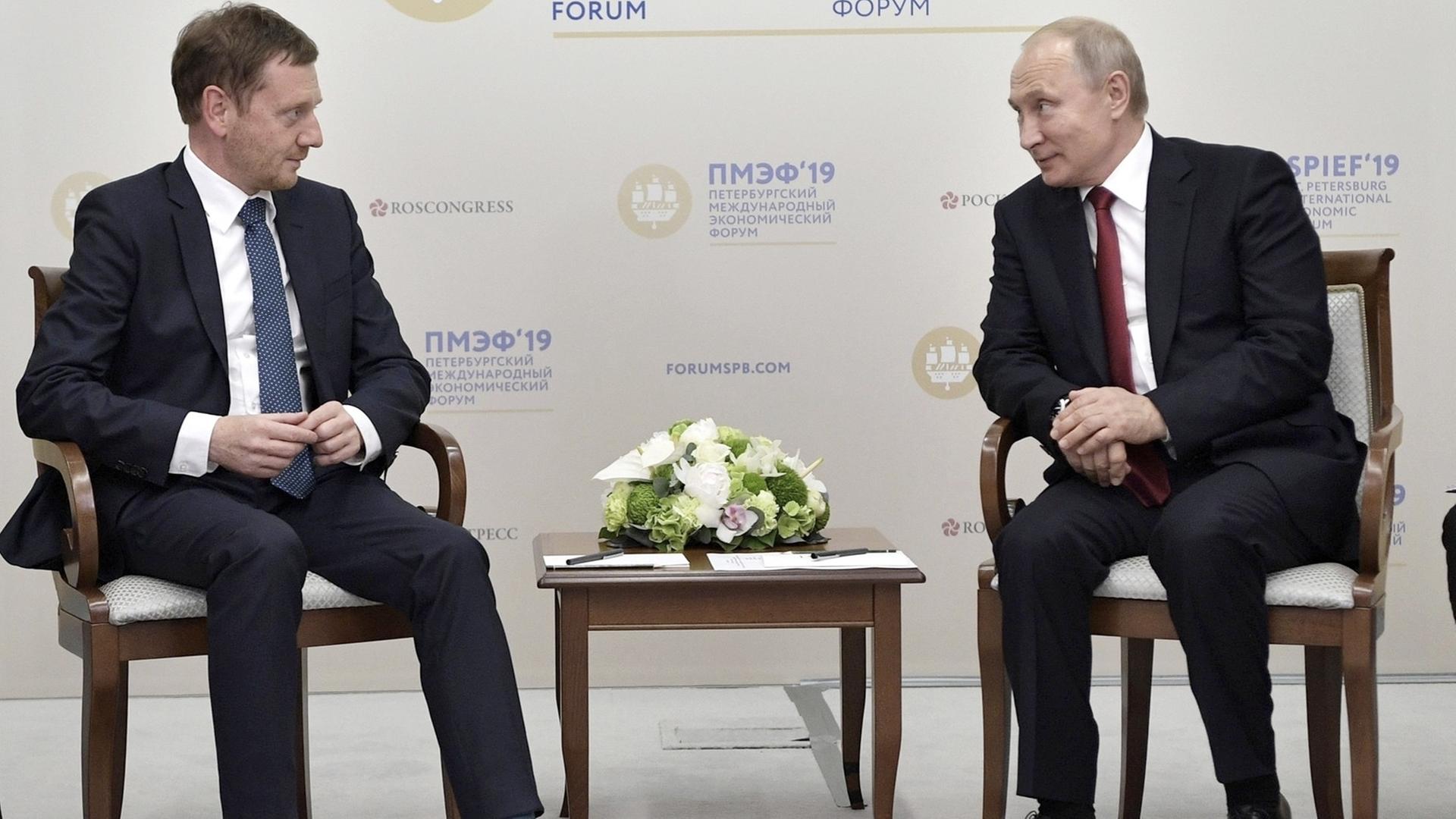 Der russische Präsident Wladimir Putin (rechts) spricht beim Internationalen Wirtschaftsforum in St. Petersburg mit Michael Kretschmer (CDU), Ministerpräsident von Sachsen. Der russische Präsident Wladimir Putin (rechts) spricht beim Internationalen Wirtschaftsforum in St. Petersburg mit Michael Kretschmer (CDU), Ministerpräsident von Sachsen.