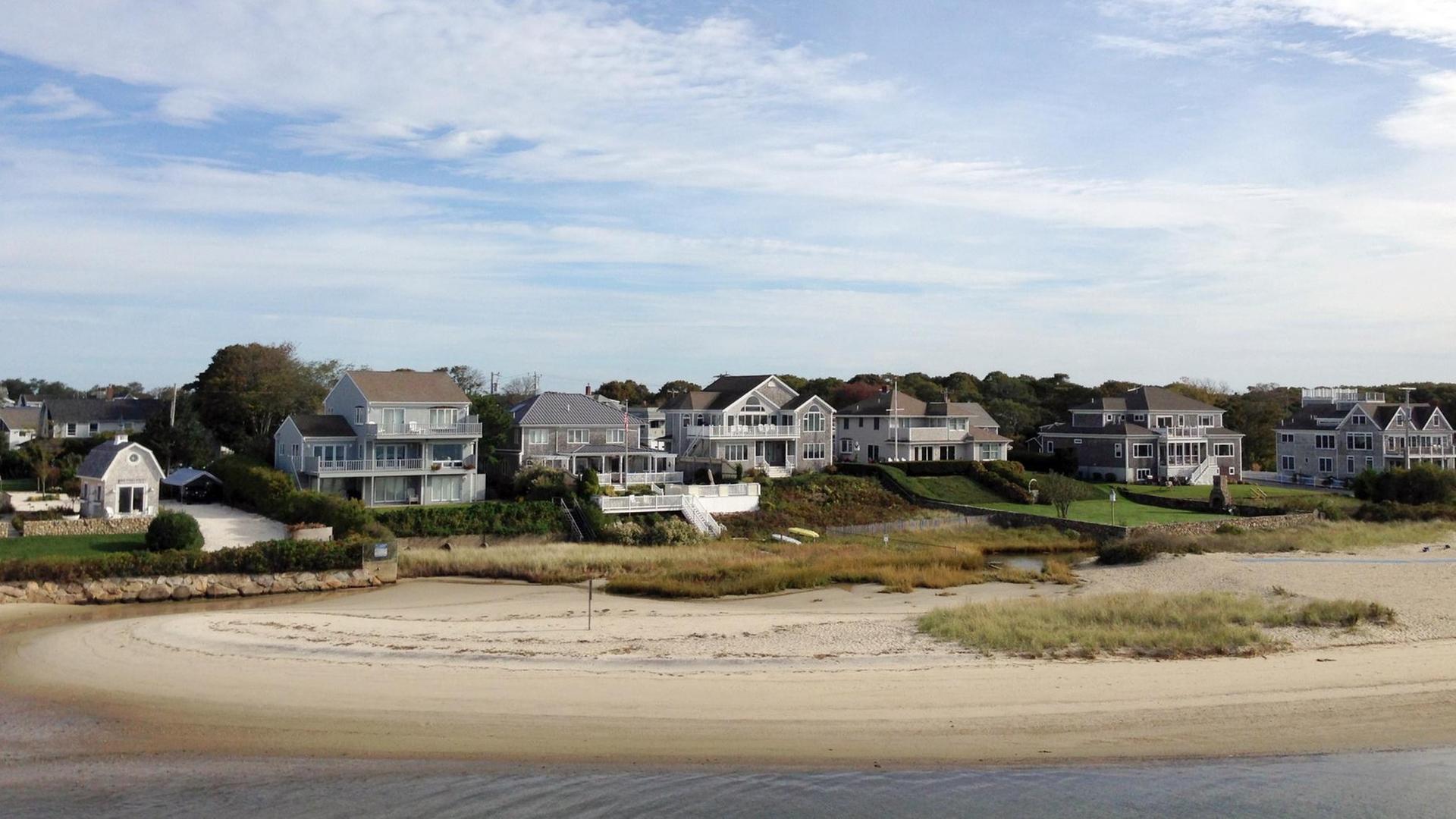 Blick auf Häuser am Strand von der US-Insel Nantucket. Blick auf Häuser am Strand von der US-Insel Nantucket.