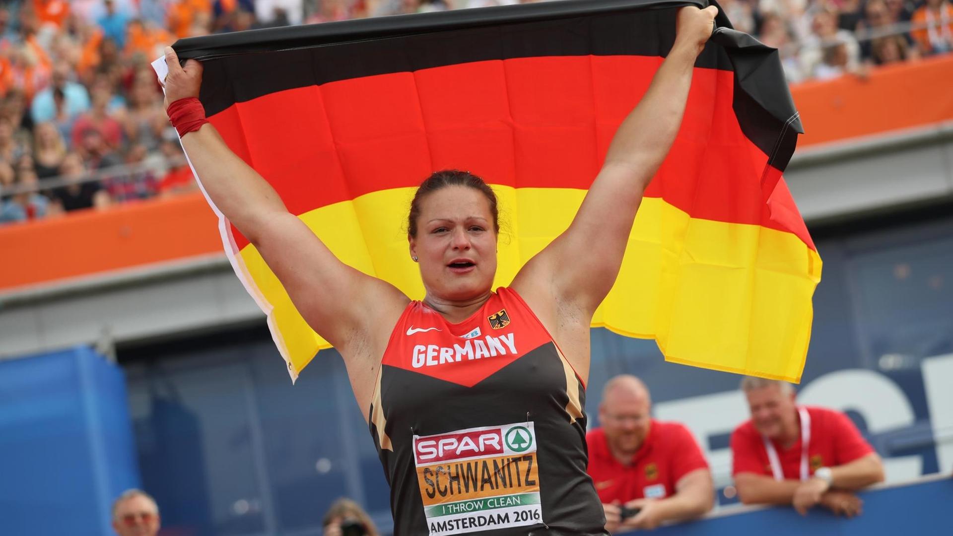 Die Kugelstoßerin Christina Schwanitz feiert ihr zweites EM-Gold in Folge in Amsterdam. Die Kugelstoßerin Christina Schwanitz feiert ihr zweites EM-Gold in Folge in Amsterdam.