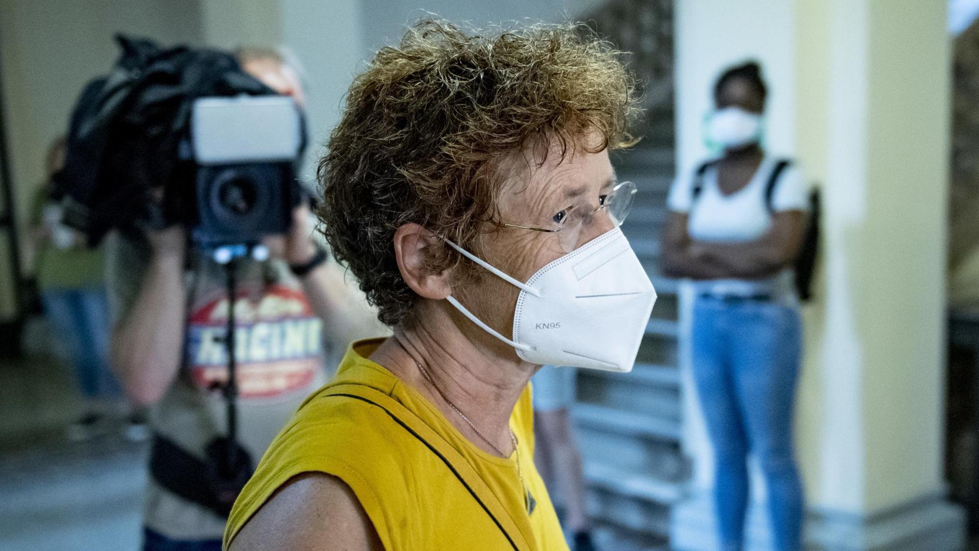 Die Ärztin Kristina Hänel hat mit einem Mund-Schutz den Gerichts-Saal betreten. Die Ärztin Kristina Hänel hat mit einem Mund-Schutz den Gerichts-Saal betreten.