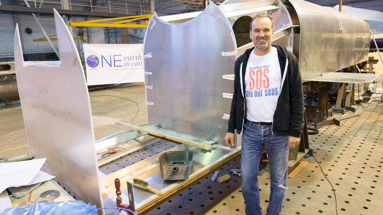 Günther Bonin, Vorsitzender des Umweltschutz-Vereins "One Earth - One Ocean", steht auf einer Werft in Lübeck neben dem Rohbau eines Rumpfes für das Müllsammelschiff "Seekuh". Günther Bonin, Vorsitzender des Umweltschutz-Vereins "One Earth - One Ocean", steht auf einer Werft in Lübeck neben dem Rohbau eines Rumpfes für das Müllsammelschiff "Seekuh".