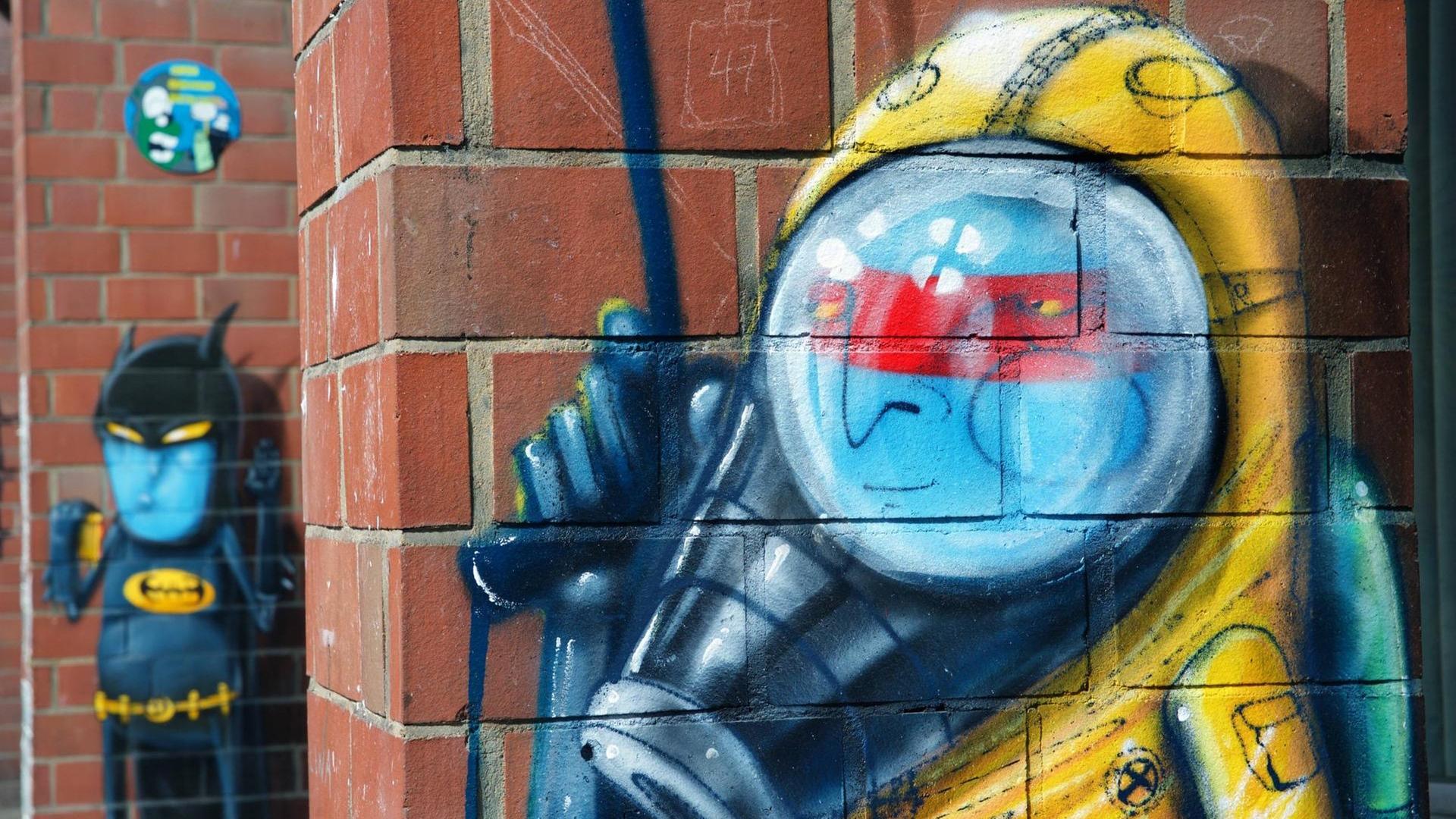 Eine Ausschnitt einer bemalten Häuserwand in Berlin. Eine Ausschnitt einer bemalten Häuserwand in Berlin.