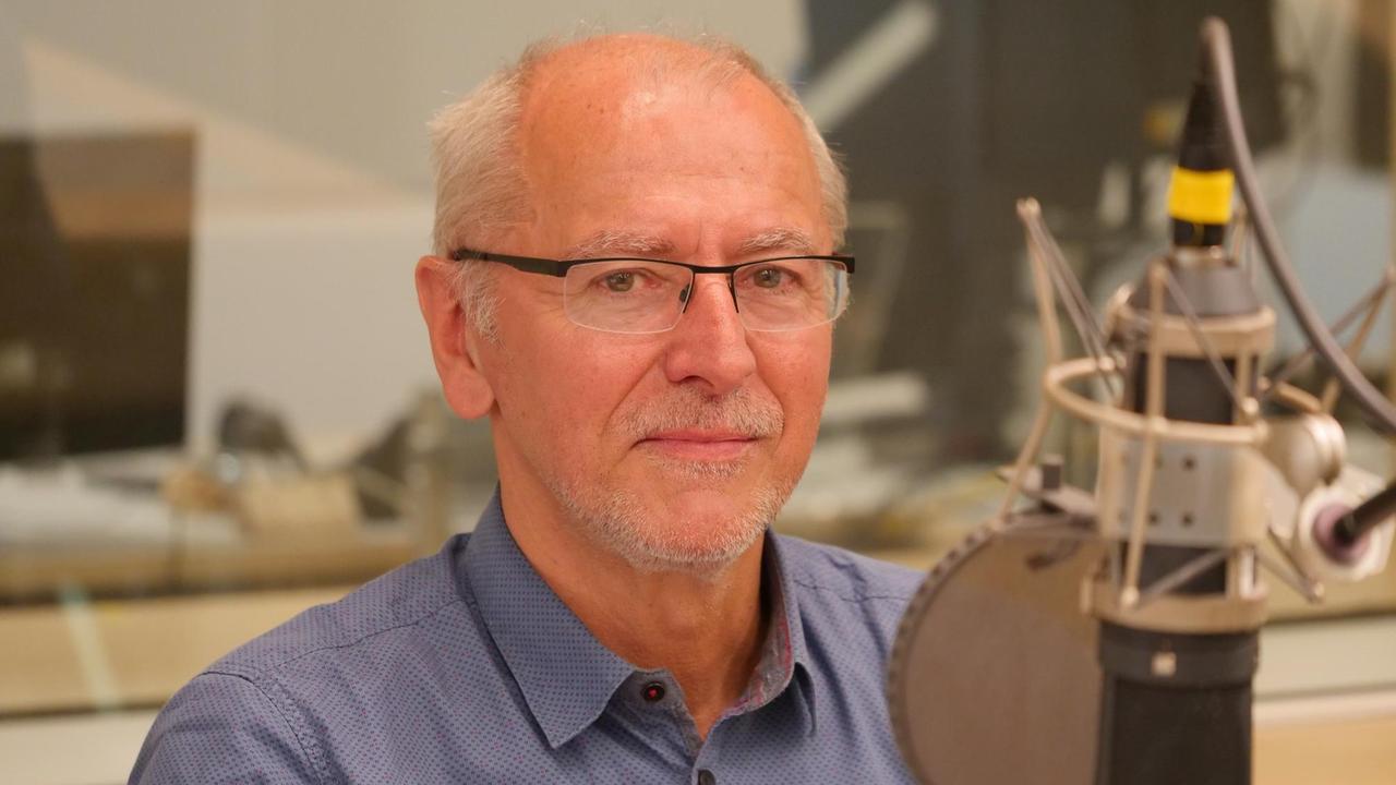 Studiogast Armin Grunwald sitzt am Mikrofon Studiogast Armin Grunwald sitzt am Mikrofon
