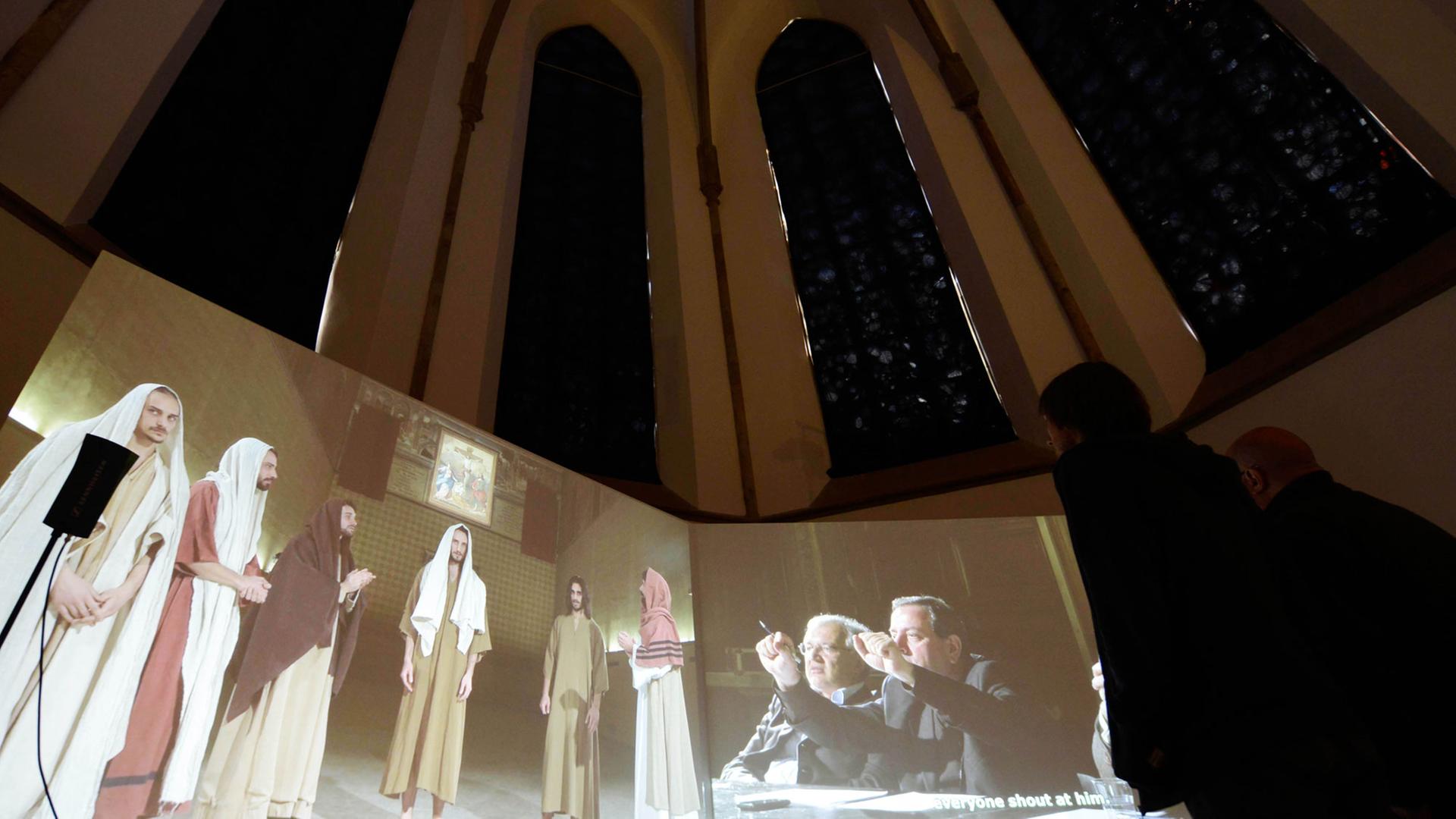Besucher betrachten am 21.04.2015 bei der Medienkunstausstellung European Media Art Festival (EMAF) in der Kunsthalle der Dominikanerkirche in Osnabrück (Niedersachsen) die Videoinstallation Casting Jesus von Christian Jamkowski. Vom 22.04 bis 25.05.2015 sind in der Kunsthalle Filme, Skulturen und Performances zum Thema Medienkultur zu sehen.Ausstellung zeigt "Ironie in der Medienkunst" Besucher betrachten am 21.04.2015 bei der Medienkunstausstellung European Media Art Festival (EMAF) in der Kunsthalle der Dominikanerkirche in Osnabrück (Niedersachsen) die Videoinstallation Casting Jesus von Christian Jamkowski. Vom 22.04 bis 25.05.2015 sind in der Kunsthalle Filme, Skulturen und Performances zum Thema Medienkultur zu sehen.Ausstellung zeigt "Ironie in der Medienkunst"