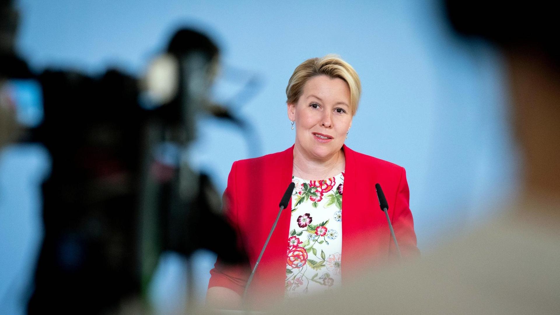 Franziska Giffey (SPD), ehemalige Bundesministerin für Familie, Senioren, Frauen und Jugend, spricht auf einer Pressekonferenz Franziska Giffey (SPD), ehemalige Bundesministerin für Familie, Senioren, Frauen und Jugend, spricht auf einer Pressekonferenz