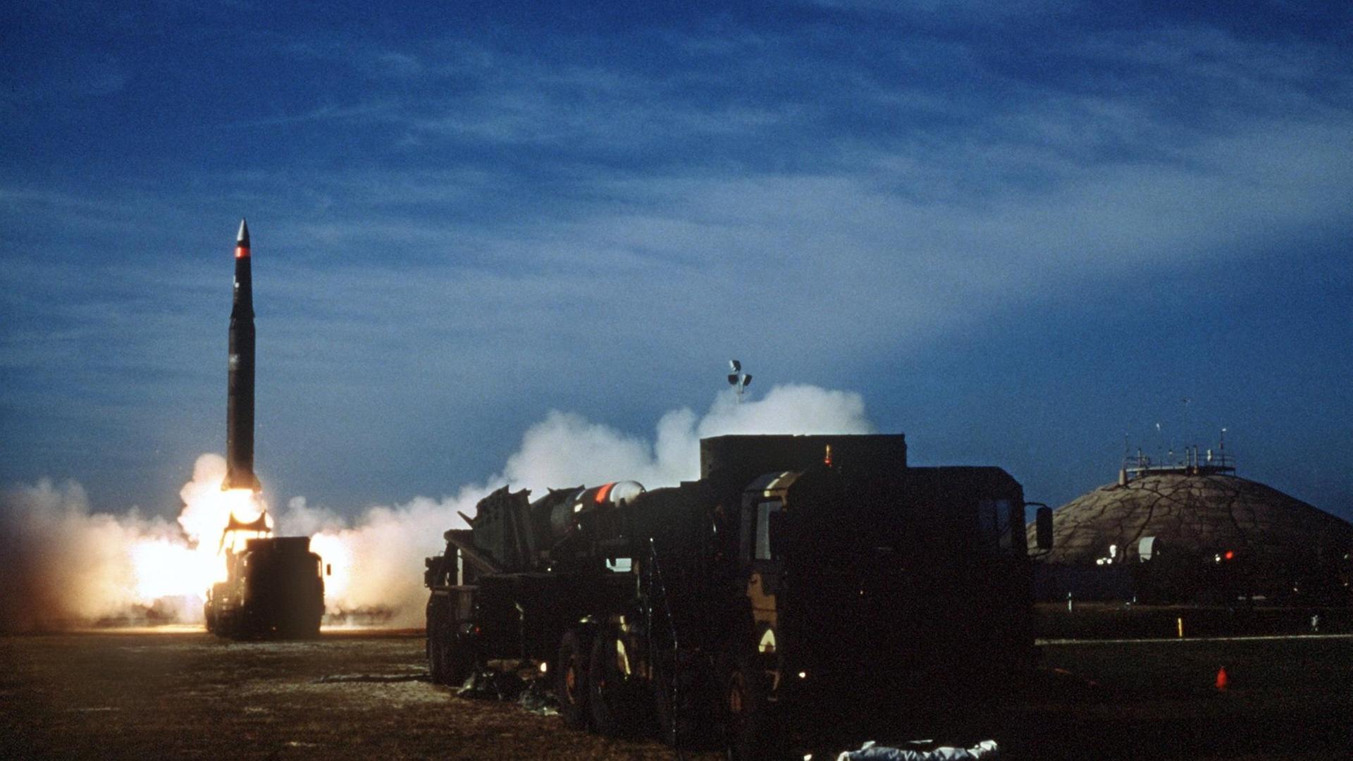 Auf dem militärischen Testgelände der US-Armee in Cape Canaveral (Florida) hebt eine Mittelstreckenrakete vom Typ Pershing II von der Startrampe ab. Aufnahme vom Mai 1988. | Auf dem militärischen Testgelände der US-Armee in Cape Canaveral (Florida) hebt eine Mittelstreckenrakete vom Typ Pershing II von der Startrampe ab. Aufnahme vom Mai 1988. |