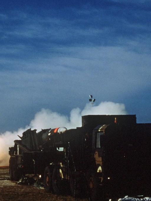 Auf dem militärischen Testgelände der US-Armee in Cape Canaveral (Florida) hebt eine Mittelstreckenrakete vom Typ Pershing II von der Startrampe ab. Aufnahme vom Mai 1988. |