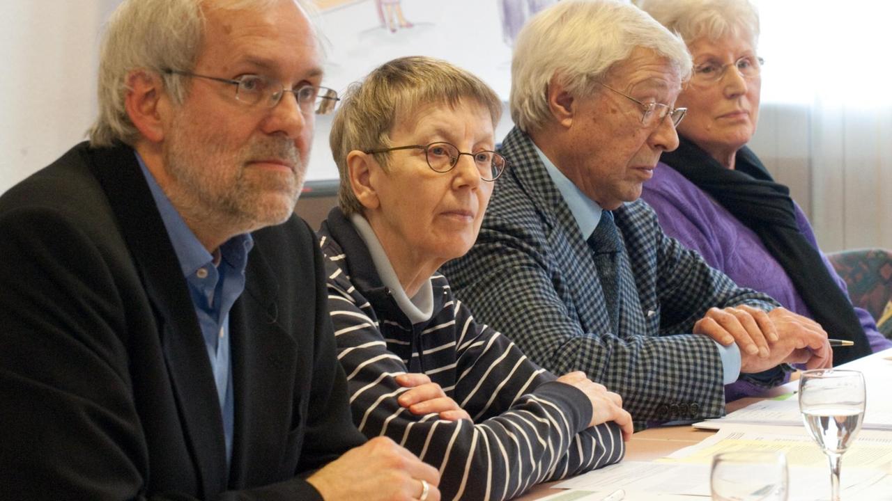 Die Kirchen-Reformgruppe "Wir sind Kirche" gibt am Montag (l-r Christian Weisner, Magdalene Bußmann, Johannes Brosseder, Sigrid Grabmeier) während der Deutschen Bischofskonferenz 2011. Die Kirchen-Reformgruppe "Wir sind Kirche" gibt am Montag (l-r Christian Weisner, Magdalene Bußmann, Johannes Brosseder, Sigrid Grabmeier) während der Deutschen Bischofskonferenz 2011.