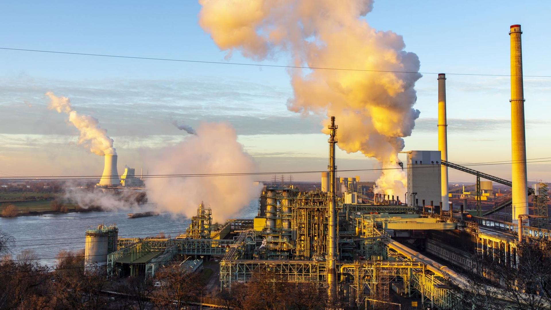 Kokerei Schwelgern ThyssenKrupp Steel in Duisburg Hamborn. Rechts im Bild sind Hochöfen zu sehen, hinten links, Kühlturm des Kohlekraftwerks Duisburg Walsum. Kokerei Schwelgern ThyssenKrupp Steel in Duisburg Hamborn. Rechts im Bild sind Hochöfen zu sehen, hinten links, Kühlturm des Kohlekraftwerks Duisburg Walsum.