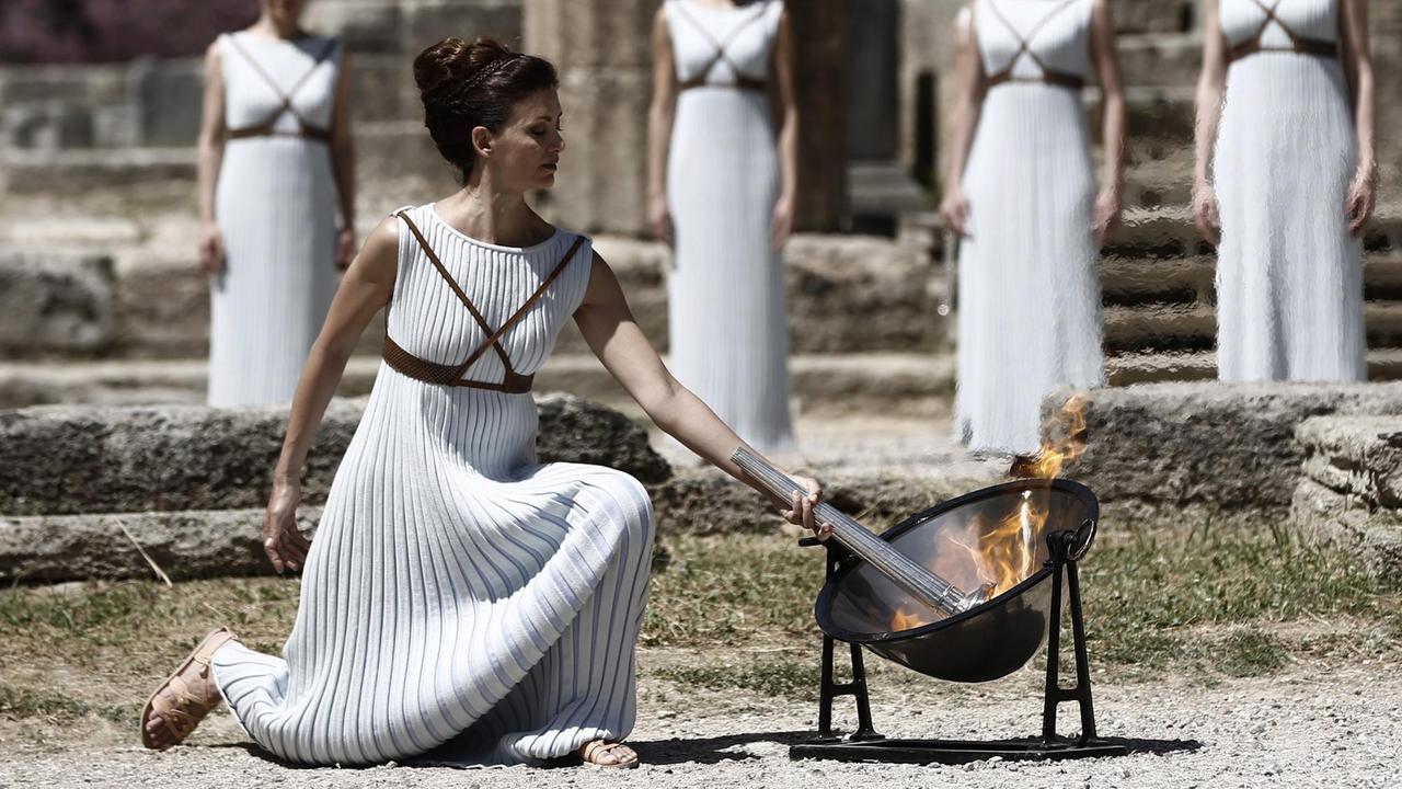 Das Olympische Feuer ist im Heiligen Hain des antiken Olympia in Griechenland entzündet worden. Das Olympische Feuer ist im Heiligen Hain des antiken Olympia in Griechenland entzündet worden.