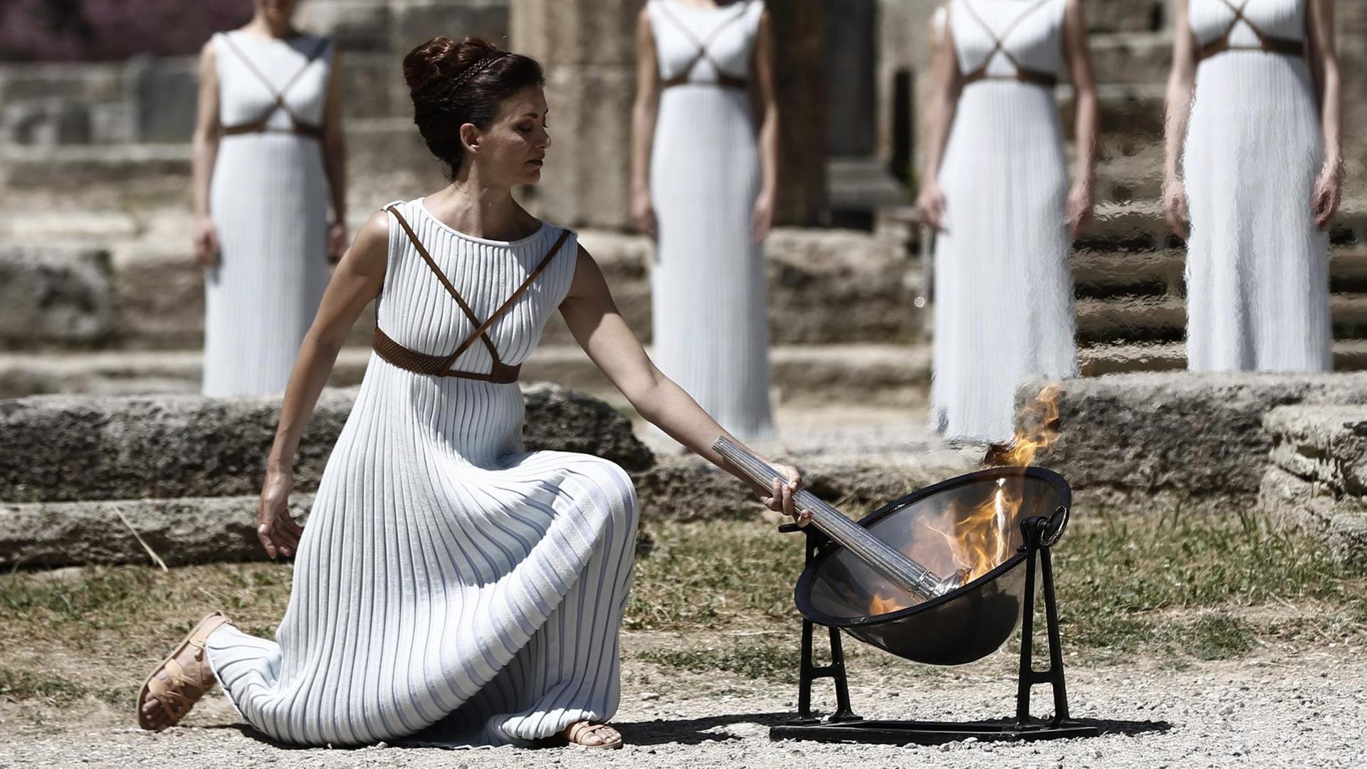 Das Olympische Feuer ist im Heiligen Hain des antiken Olympia in Griechenland entzündet worden. Das Olympische Feuer ist im Heiligen Hain des antiken Olympia in Griechenland entzündet worden.