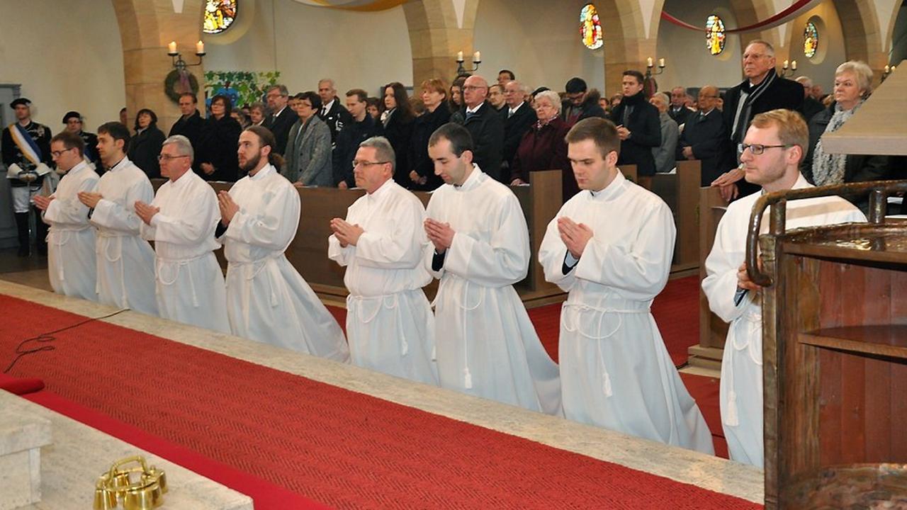 Das Foto vom 05.12.2015 zeigt acht Männer bei ihrer Weihe zum Diakon in Teublitz (Bayern). Das Foto vom 05.12.2015 zeigt acht Männer bei ihrer Weihe zum Diakon in Teublitz (Bayern).