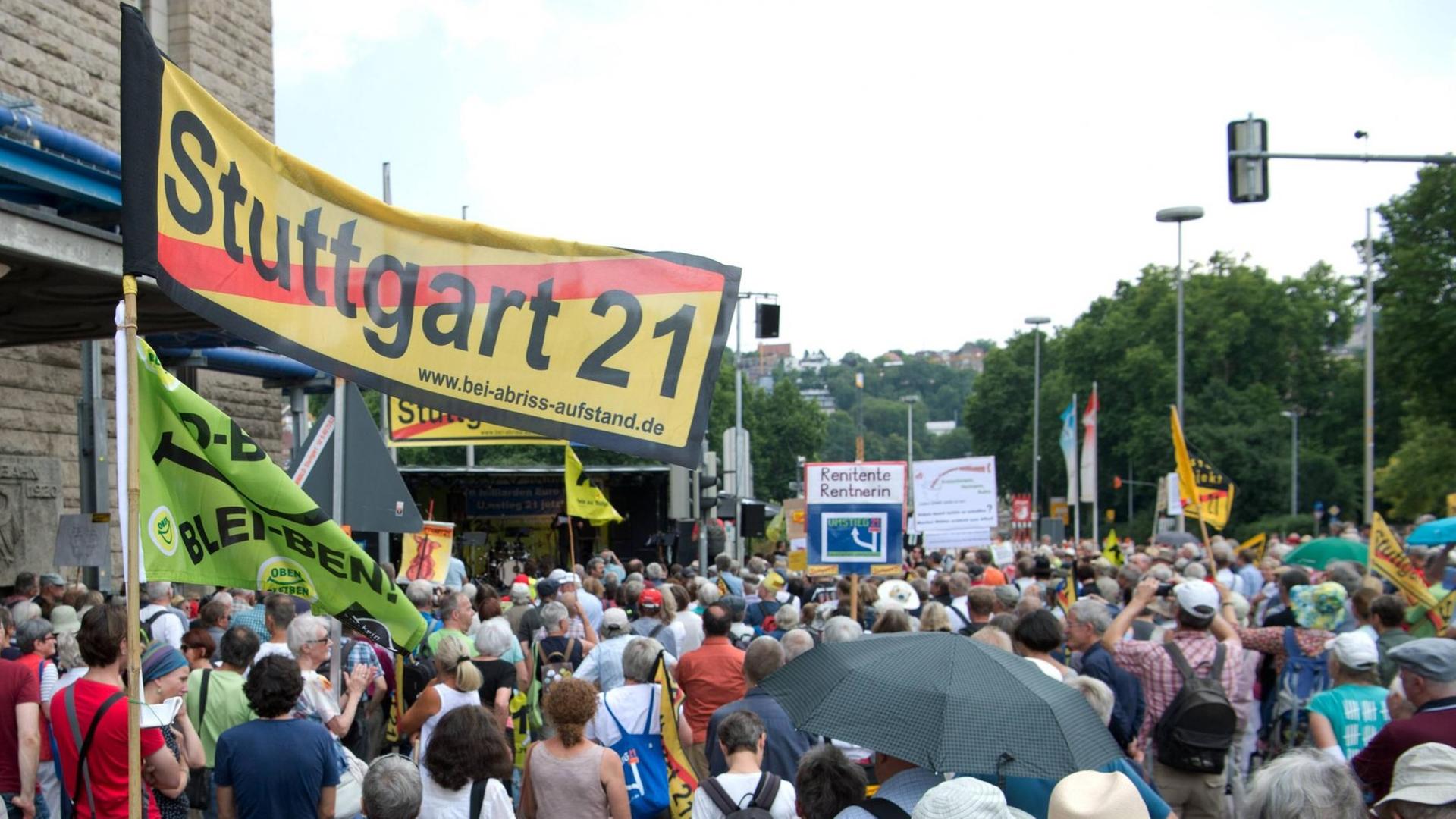 Demonstration gegen Stuttgart 21 vor dem Stuttgarter Hauptbahnhof. Demonstration gegen Stuttgart 21 vor dem Stuttgarter Hauptbahnhof.