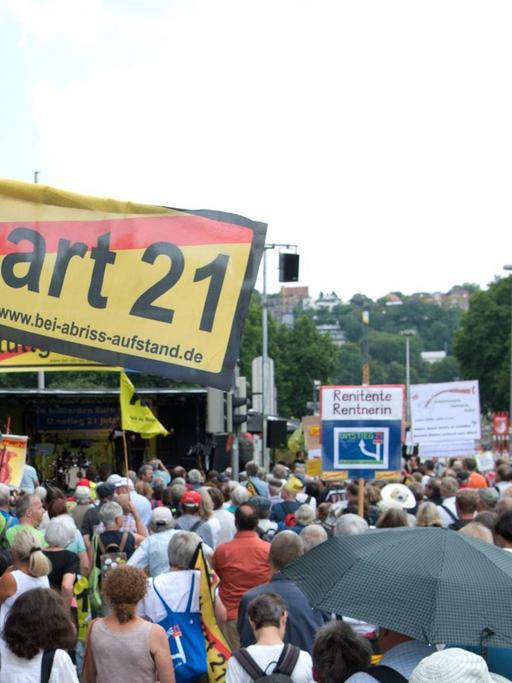 Demonstration gegen Stuttgart 21 vor dem Stuttgarter Hauptbahnhof.