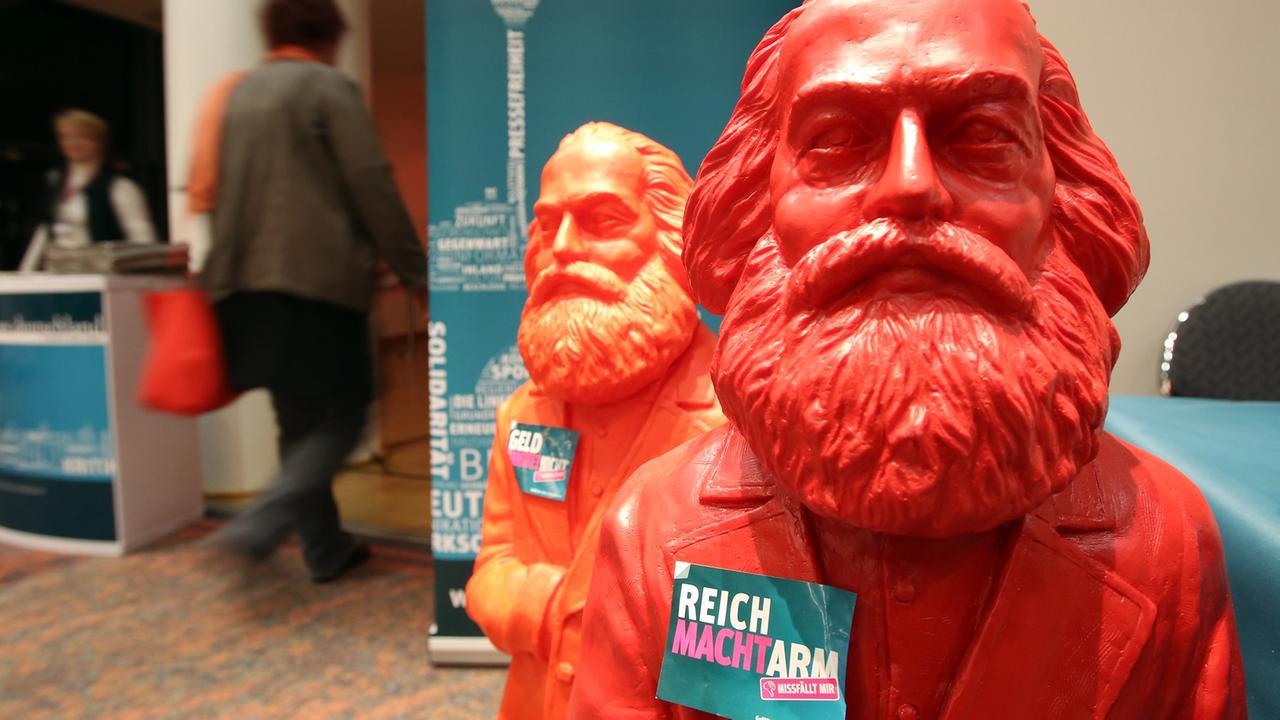 Rote Plastikfiguren von Karl Marx mit dem Slogan "Reich macht arm - Missfällt mir" sind im Februar 2014 vor dem Bundesparteitag der Partei Die Linke in Hamburg zu sehen. Rote Plastikfiguren von Karl Marx mit dem Slogan "Reich macht arm - Missfällt mir" sind im Februar 2014 vor dem Bundesparteitag der Partei Die Linke in Hamburg zu sehen.