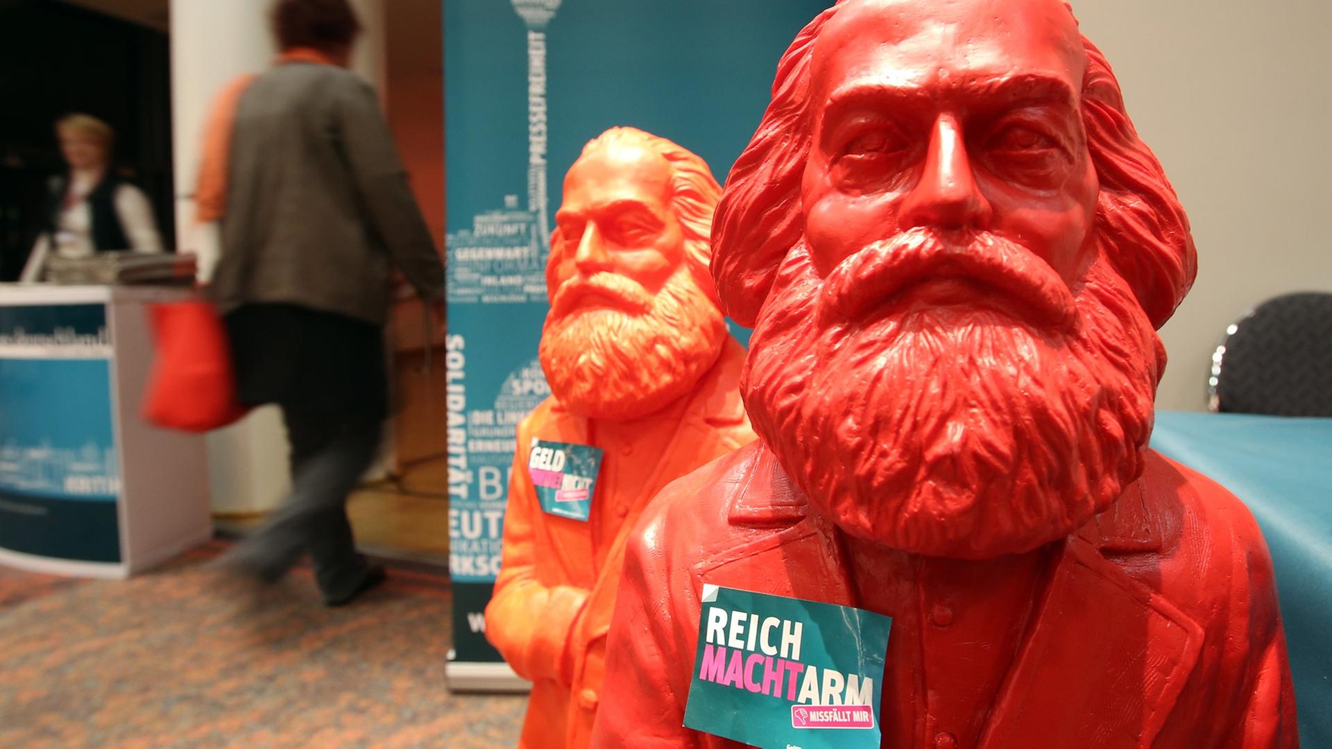 Rote Plastikfiguren von Karl Marx mit dem Slogan "Reich macht arm - Missfällt mir" sind im Februar 2014 vor dem Bundesparteitag der Partei Die Linke in Hamburg zu sehen. Rote Plastikfiguren von Karl Marx mit dem Slogan "Reich macht arm - Missfällt mir" sind im Februar 2014 vor dem Bundesparteitag der Partei Die Linke in Hamburg zu sehen.