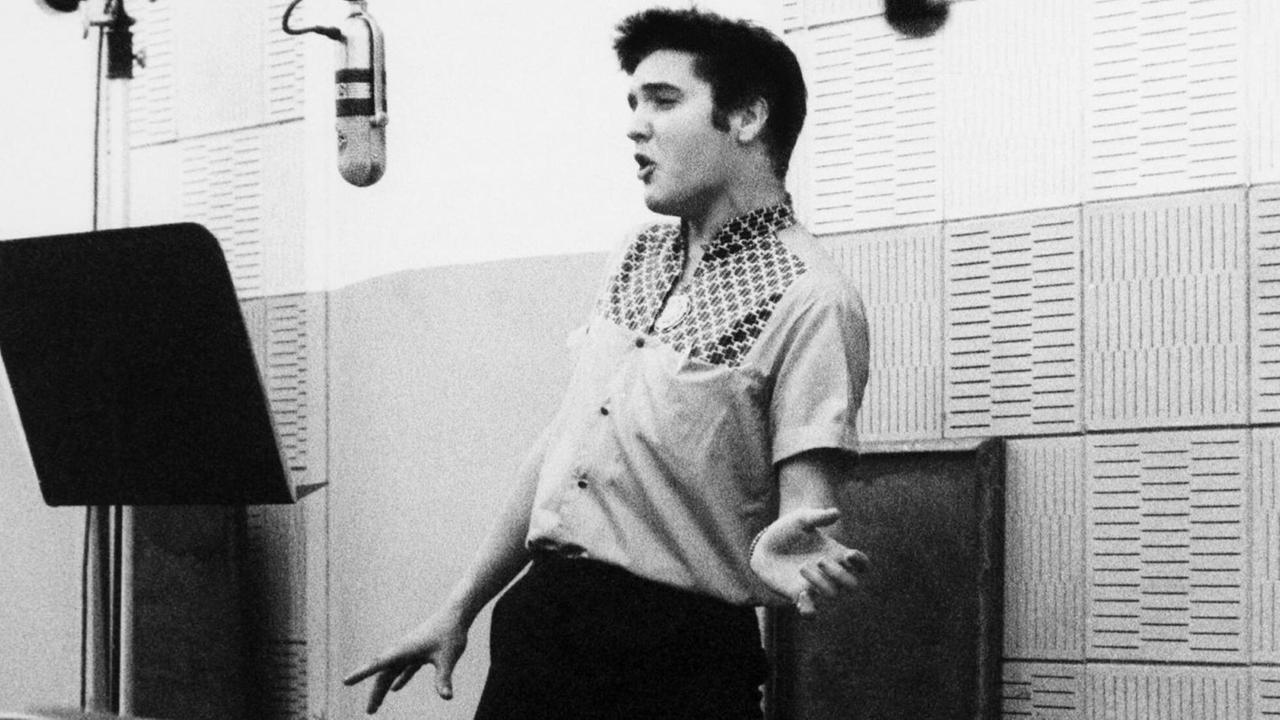 Elvis Presley singt im Studio. Elvis Presley singt im Studio.