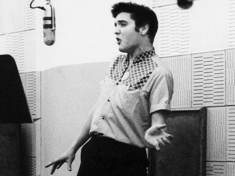 Elvis Presley singt im Studio.