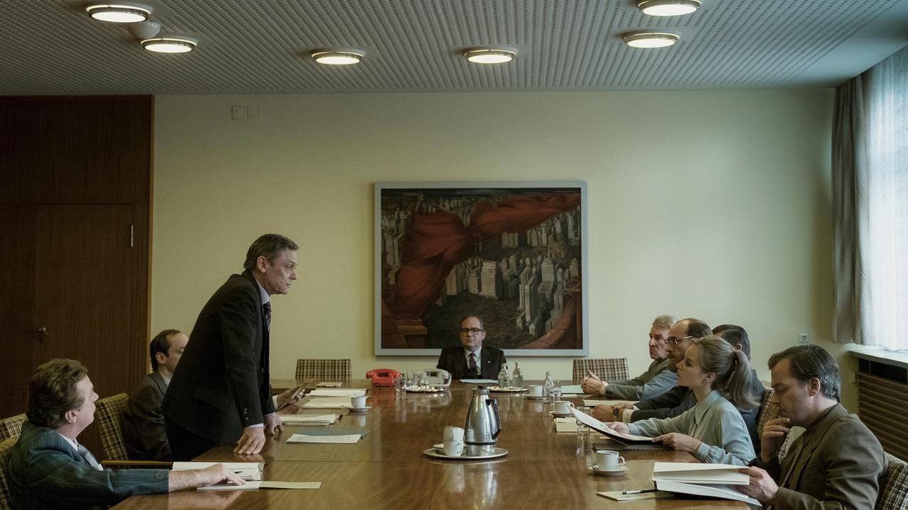 Silvester Groth als Funktionär Schweppenstette erläutert die Operation "Traumschiff" in "Deutschland 86" Silvester Groth als Funktionär Schweppenstette erläutert die Operation "Traumschiff" in "Deutschland 86"