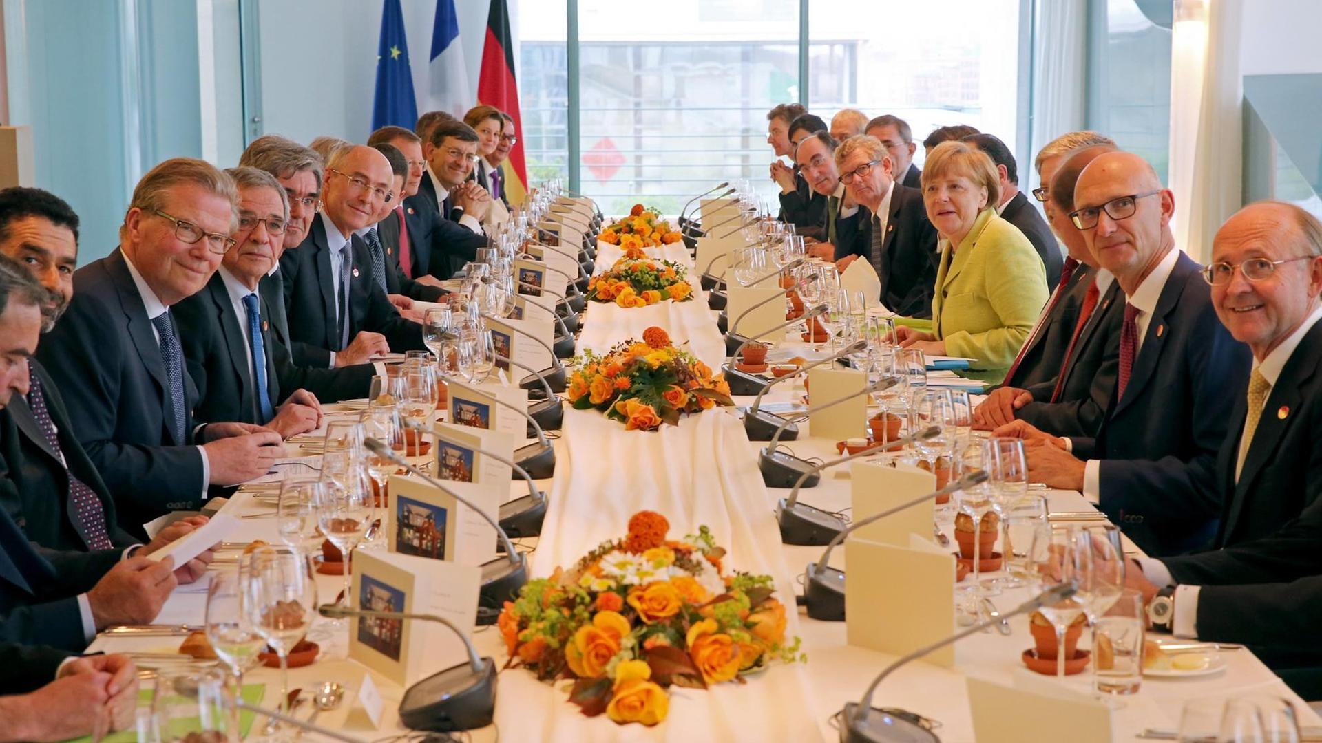 Bundeskanzlerin Angela Merkel bei einem Arbeitsessen mit Vertretern des European Round Table of Industrialists, einer Lobbyorganisation der Industrie in Brüssel Bundeskanzlerin Angela Merkel bei einem Arbeitsessen mit Vertretern des European Round Table of Industrialists, einer Lobbyorganisation der Industrie in Brüssel