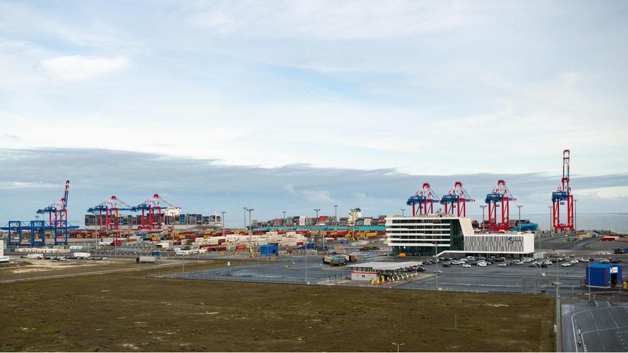 26.11.2018, Niedersachsen, Wilhelmshaven: Ein Blick auf den Jade-Weser-Port. Foto: Mohsasen Assanimoghaddam/dpa | Verwendung weltweit 26.11.2018, Niedersachsen, Wilhelmshaven: Ein Blick auf den Jade-Weser-Port. Foto: Mohsasen Assanimoghaddam/dpa | Verwendung weltweit