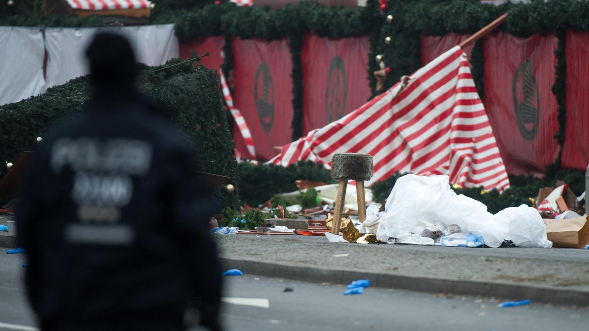 Eine Schneise der Verwüstung ist am 20.12.2016 auf dem Weihnachtsmarkt am Breitscheidplatz in Berlin zu sehen. Bei dem möglichen Anschlag mit einem Lastwagen auf den Weihnachtsmarkt an der Gedächtniskirche am Montagabend (19.12.2016) in Berlin wurden zwölf Menschen getötet, mehr als 50 weitere Personen wurden zum Teil schwer verletzt. Foto: Bernd von Jutrczenka/dpa | Verwendung weltweit Eine Schneise der Verwüstung ist am 20.12.2016 auf dem Weihnachtsmarkt am Breitscheidplatz in Berlin zu sehen. Bei dem möglichen Anschlag mit einem Lastwagen auf den Weihnachtsmarkt an der Gedächtniskirche am Montagabend (19.12.2016) in Berlin wurden zwölf Menschen getötet, mehr als 50 weitere Personen wurden zum Teil schwer verletzt. Foto: Bernd von Jutrczenka/dpa | Verwendung weltweit