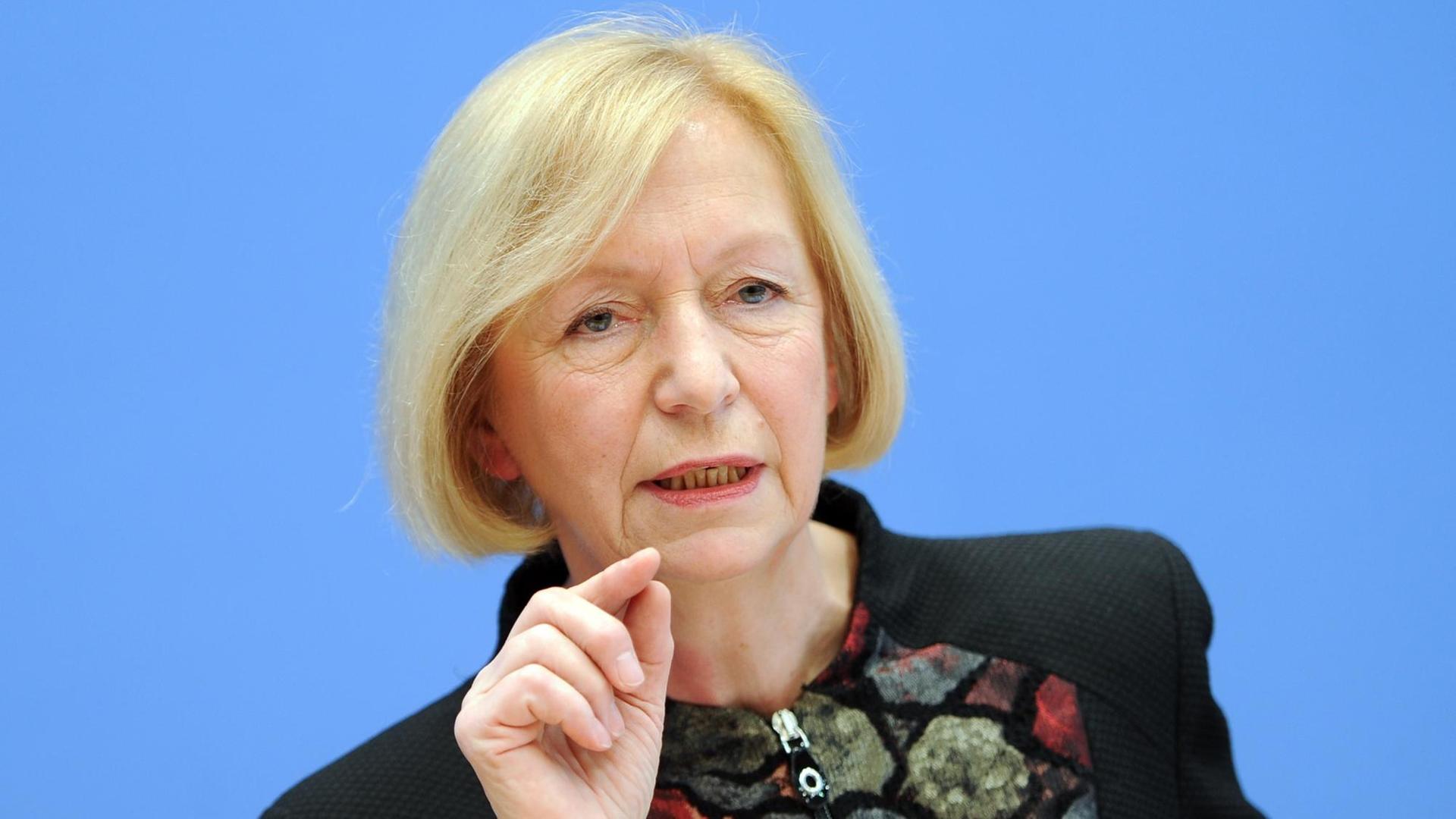 Bundesbildungsministerin Johanna Wanka (CDU) am 29.01.2016 in Berlin bei der Pressekonferenz zur Evaluation "Wie geht es weiter mit der Exzellenz-Initiative für Wissenschaft und Forschung?" Bundesbildungsministerin Johanna Wanka (CDU) am 29.01.2016 in Berlin bei der Pressekonferenz zur Evaluation "Wie geht es weiter mit der Exzellenz-Initiative für Wissenschaft und Forschung?"