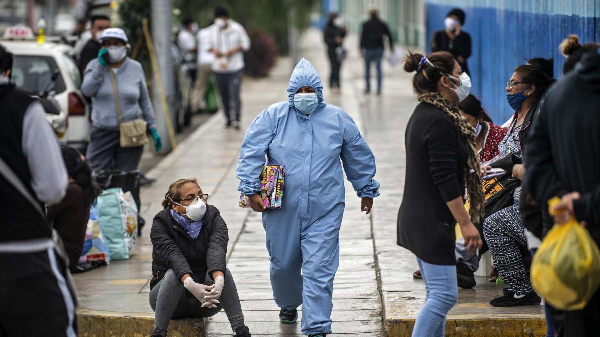 Menschen in Lima, Peru, warten vor einem Krankenhaus darauf, behandelt zu werden. Menschen in Lima, Peru, warten vor einem Krankenhaus darauf, behandelt zu werden.