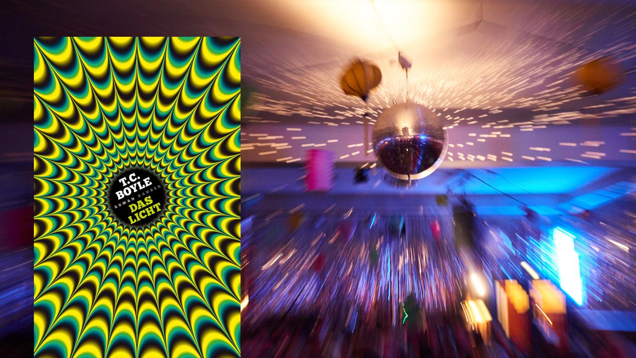 Eine Discokugel hängt innerhalb des Raums. Eine Discokugel hängt innerhalb des Raums.