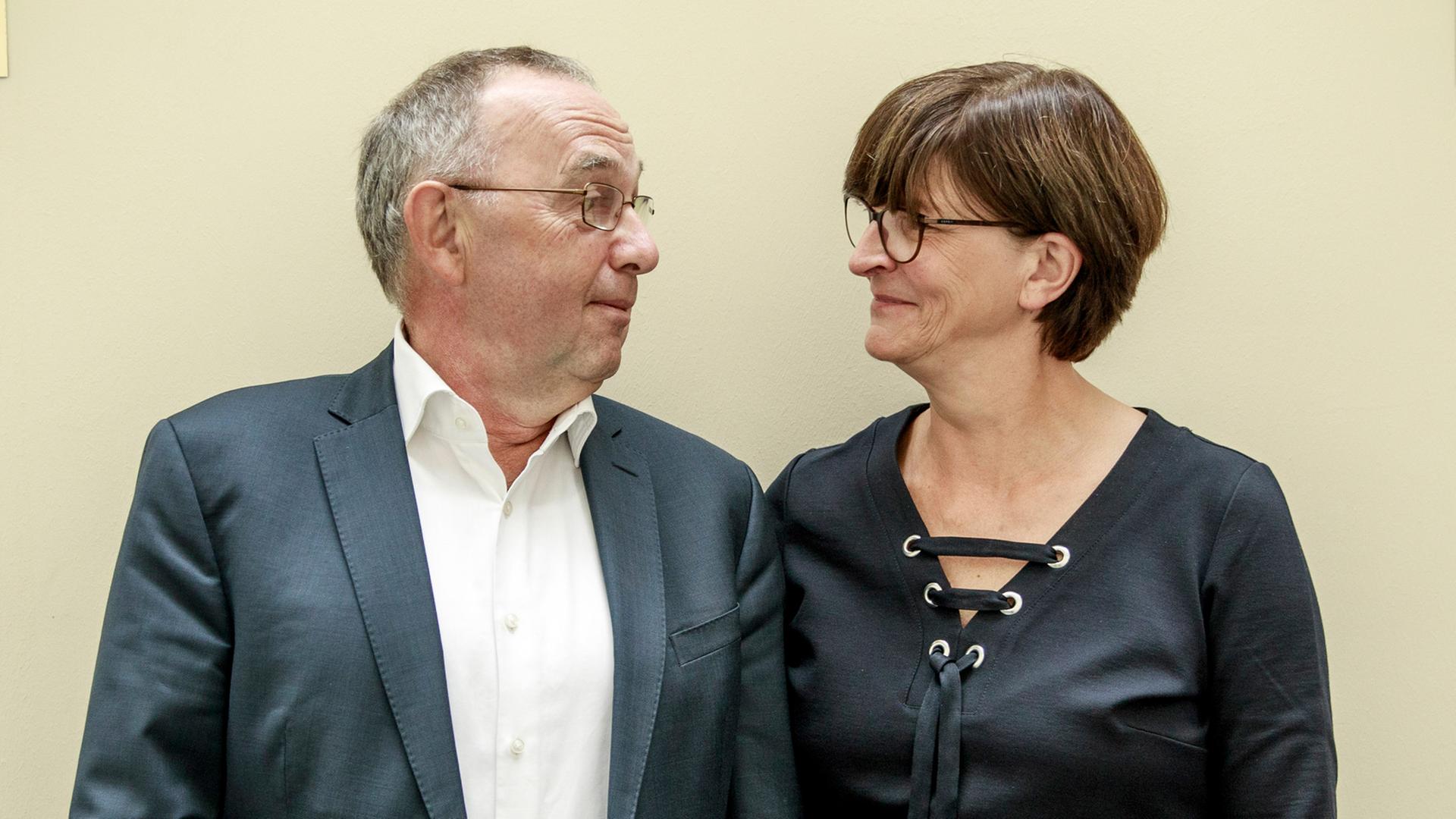 Saskia Esken (r.) und Norbert Walter-Borjans (l.) posieren nach einer Pressekonferenz zur Vorstellung ihrer Kandidatur für den SPD-Parteivorsitz. Die SPD startet in den Wettbewerb um den Parteivorsitz. Acht Kandidatenduos und ein Einzelbewerber stellen sich in 23 Regionalkonferenzen bis Mitte Oktober der Parteibasis und der Öffentlichkeit vor. Saskia Esken (r.) und Norbert Walter-Borjans (l.) posieren nach einer Pressekonferenz zur Vorstellung ihrer Kandidatur für den SPD-Parteivorsitz. Die SPD startet in den Wettbewerb um den Parteivorsitz. Acht Kandidatenduos und ein Einzelbewerber stellen sich in 23 Regionalkonferenzen bis Mitte Oktober der Parteibasis und der Öffentlichkeit vor.